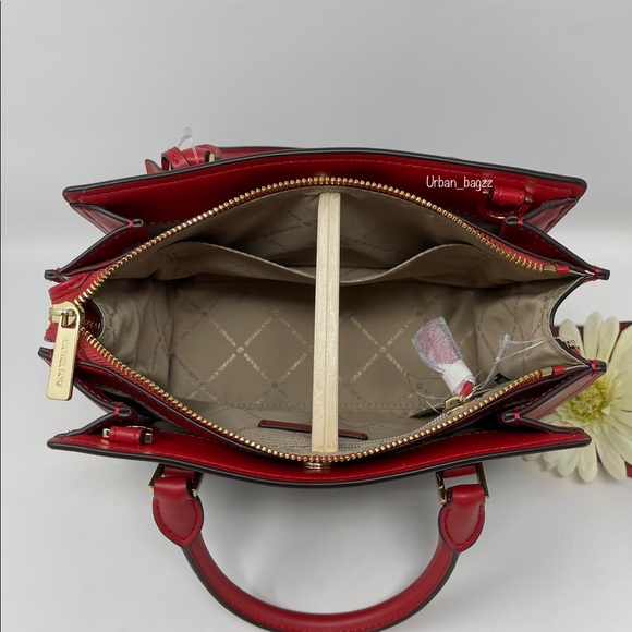 Michael Kors Hope Medium Messenger - Picture 9 of 12